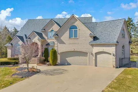 49404 Compass Pt, New Baltimore, MI 48047