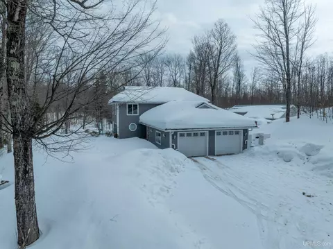 e9915 Old Indiantown Road, Munising, MI 49862