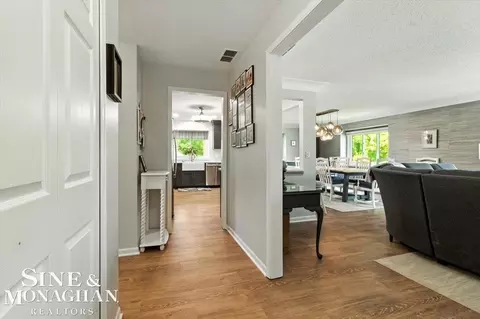Entry Way - 669 N Riverside #4, Saint Clair, MI 48079 photo 2 of 4