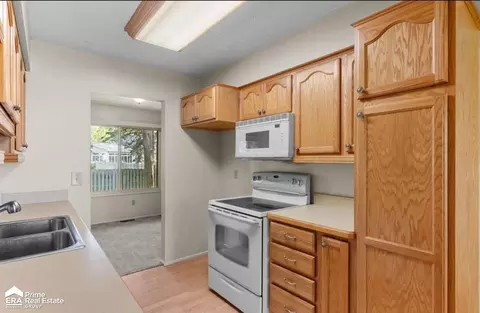 Kitchen - 620 Carpenter, Flushing, MI 48433 photo 2 of 3