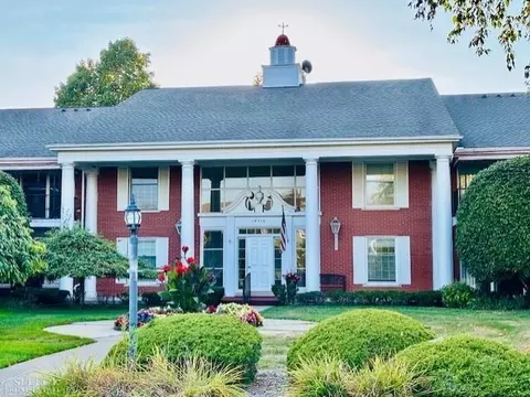 19710 W 13 Mile #111, Beverly Hills, MI 48025