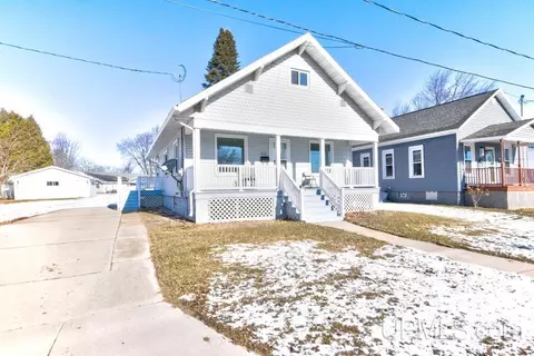 4113 N N Shr, Menominee, MI 49858