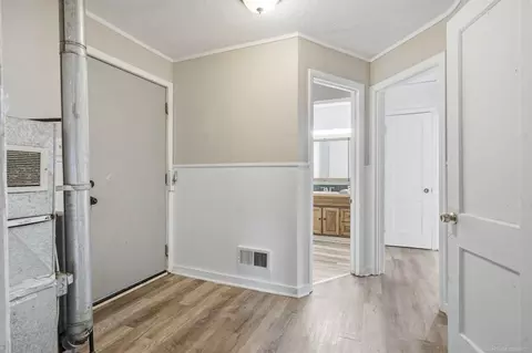 Entry Way - 925 Leland, Flint, MI 48507 photo 2 of 4