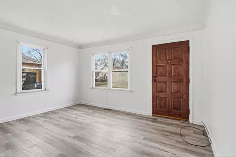 Living - 925 Leland, Flint, MI 48507 photo 1 of 3