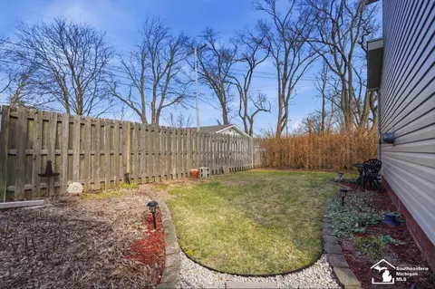 Exterior - 924 Hawthorne, Temperance, MI 48182 photo 6 of 11