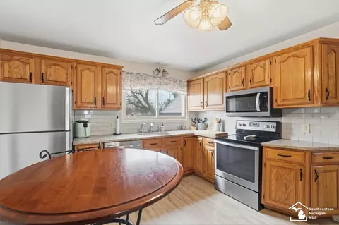 Kitchen - 924 Hawthorne, Temperance, MI 48182 photo 2 of 4