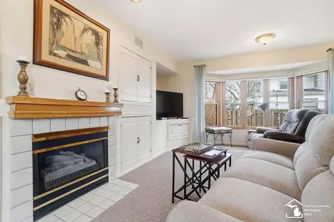 Living - 924 Hawthorne, Temperance, MI 48182 photo 5 of 5