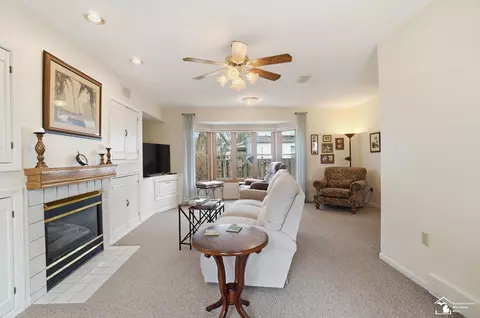 Living - 924 Hawthorne, Temperance, MI 48182 photo 3 of 5