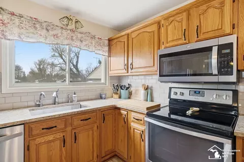 Kitchen - 924 Hawthorne, Temperance, MI 48182 photo 3 of 4