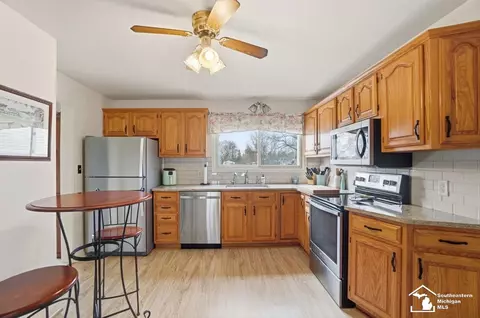 Kitchen - 924 Hawthorne, Temperance, MI 48182 photo 1 of 4