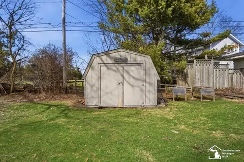 Exterior - 924 Hawthorne, Temperance, MI 48182 photo 9 of 11