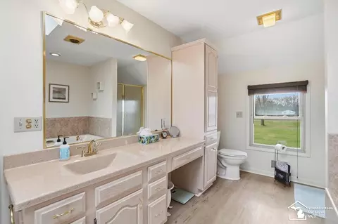 Bath - 924 Hawthorne, Temperance, MI 48182 photo 4 of 10