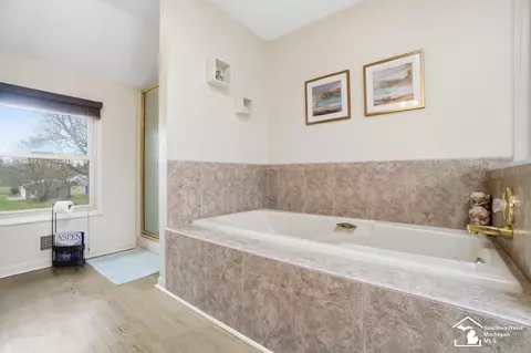 Bath - 924 Hawthorne, Temperance, MI 48182 photo 5 of 10