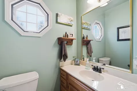Bath - 924 Hawthorne, Temperance, MI 48182 photo 1 of 10
