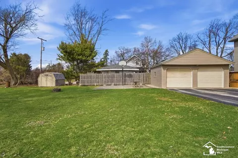 Exterior - 924 Hawthorne, Temperance, MI 48182 photo 7 of 11