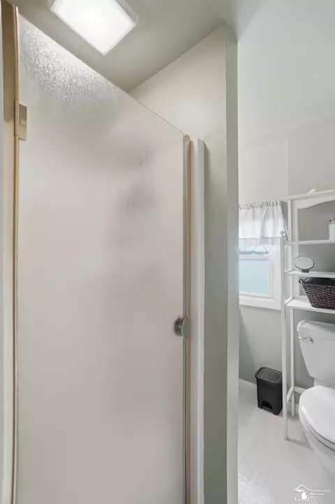 Bath - 924 Hawthorne, Temperance, MI 48182 photo 9 of 10