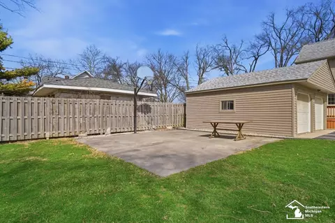 Exterior - 924 Hawthorne, Temperance, MI 48182 photo 8 of 11