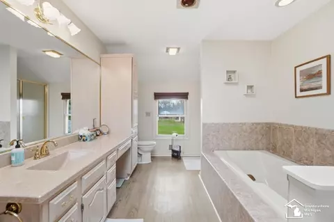Bath - 924 Hawthorne, Temperance, MI 48182 photo 3 of 10