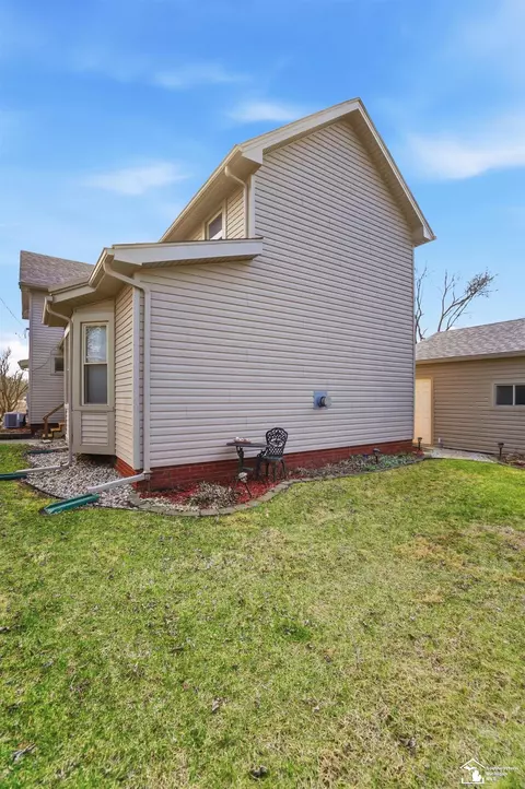 Exterior - 924 Hawthorne, Temperance, MI 48182 photo 5 of 11