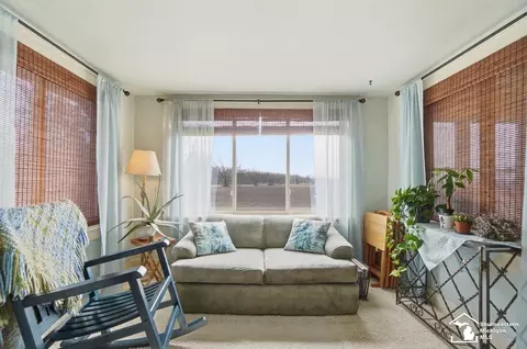 Living - 924 Hawthorne, Temperance, MI 48182 photo 2 of 5