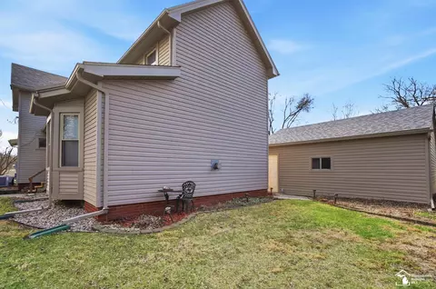 Exterior - 924 Hawthorne, Temperance, MI 48182 photo 4 of 11