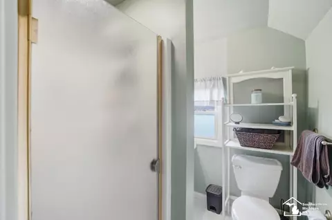 Bath - 924 Hawthorne, Temperance, MI 48182 photo 10 of 10