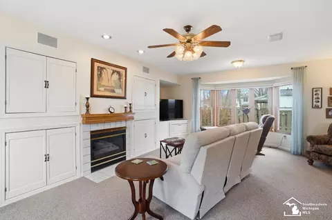 Living - 924 Hawthorne, Temperance, MI 48182 photo 4 of 5