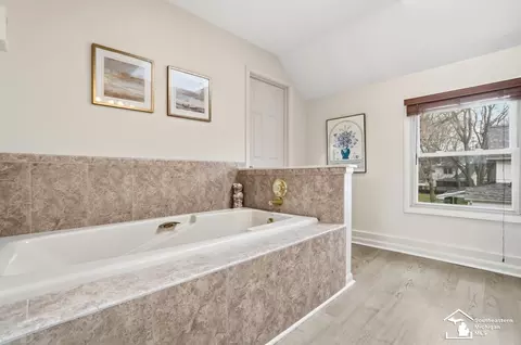 Bath - 924 Hawthorne, Temperance, MI 48182 photo 6 of 10