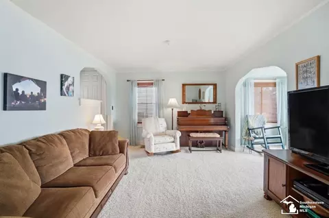 Living - 924 Hawthorne, Temperance, MI 48182 photo 1 of 5