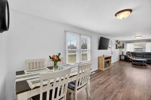 Dining - 5322 N Elms, Flushing, MI 48433 photo 1 of 3