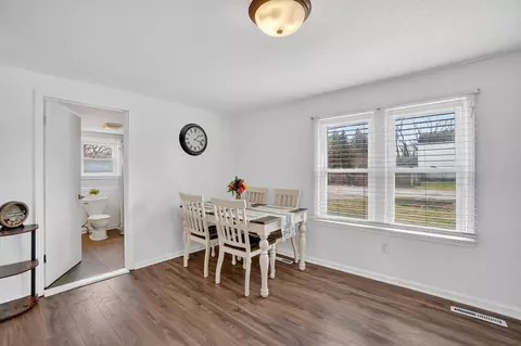 Dining - 5322 N Elms, Flushing, MI 48433 photo 2 of 3