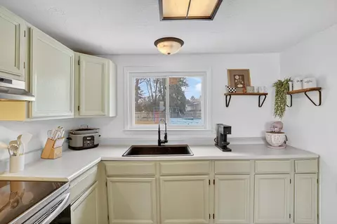 Kitchen - 5322 N Elms, Flushing, MI 48433 photo 1 of 2