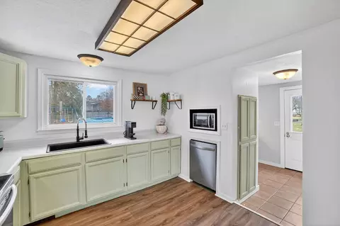 Kitchen - 5322 N Elms, Flushing, MI 48433 photo 2 of 2