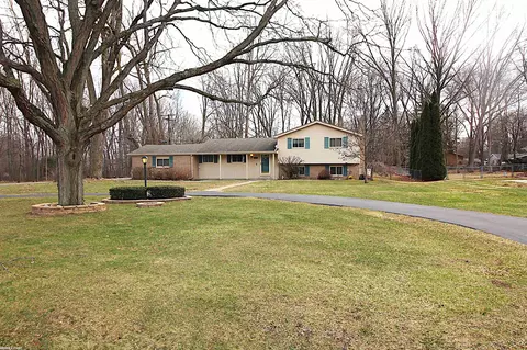 494 Lesdale, Troy, MI 48085