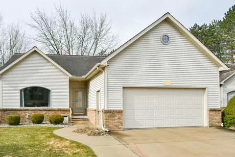 821 Whispering Pnes, Bay City, MI 48708