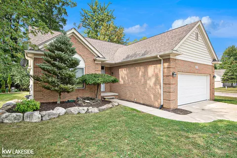 1593 Club House, Pontiac, MI 48340
