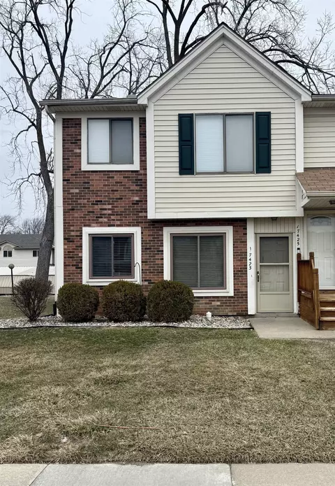 17423 Utica Oaks, Roseville, MI 48066