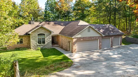 1800 Middle Pt, Houghton, MI 49931