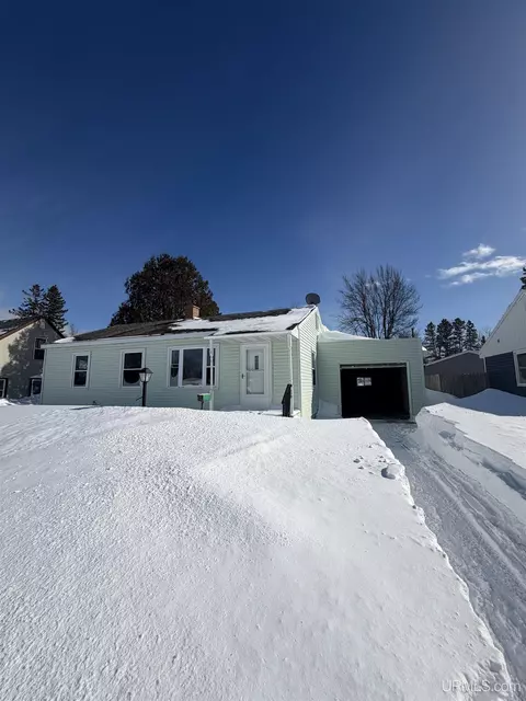 1609 Montana, Gladstone, MI 49837