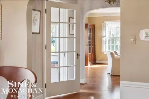 Entry Way - 1037 Yorkshire, Grosse Pointe Park, MI 48230 photo 2 of 4
