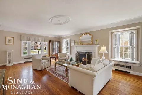 Living - 1037 Yorkshire, Grosse Pointe Park, MI 48230 photo 1 of 2