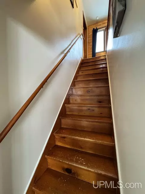 Entry Way - 19675 Skanee, L'anse, MI 49946 photo 1 of 4