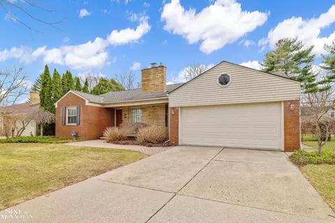 597 Hollywood, Grosse Pointe Woods, MI 48236