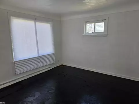 Living - 246 E York, Flint, MI 48505 photo 1 of 4