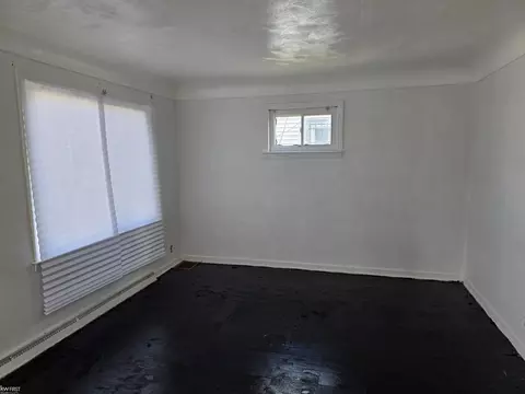 Living - 246 E York, Flint, MI 48505 photo 2 of 4