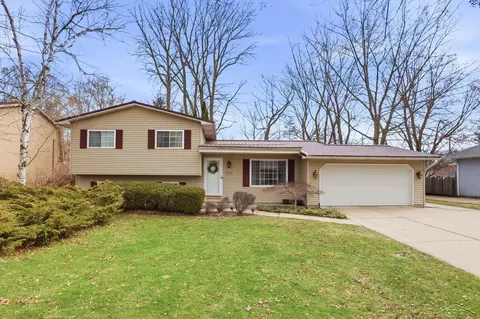 3804 Sweetbrier, Midland, MI 48642
