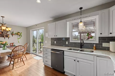 Kitchen - 3114 Cobblestone, Tecumseh, MI 49286 photo 4 of 5