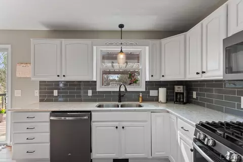 Kitchen - 3114 Cobblestone, Tecumseh, MI 49286 photo 3 of 5