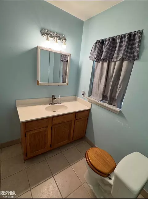 Bath - 15029 Stephens, Eastpointe, MI 48021 photo 2 of 3