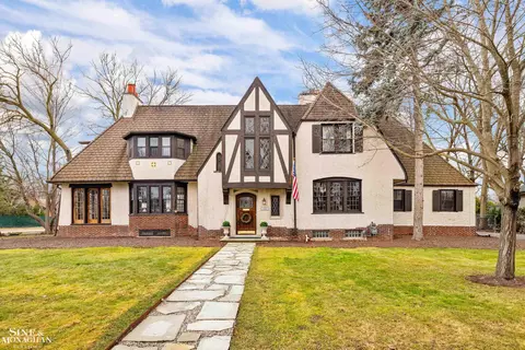 1041 Lochmoor, Grosse Pointe Woods, MI 48236
